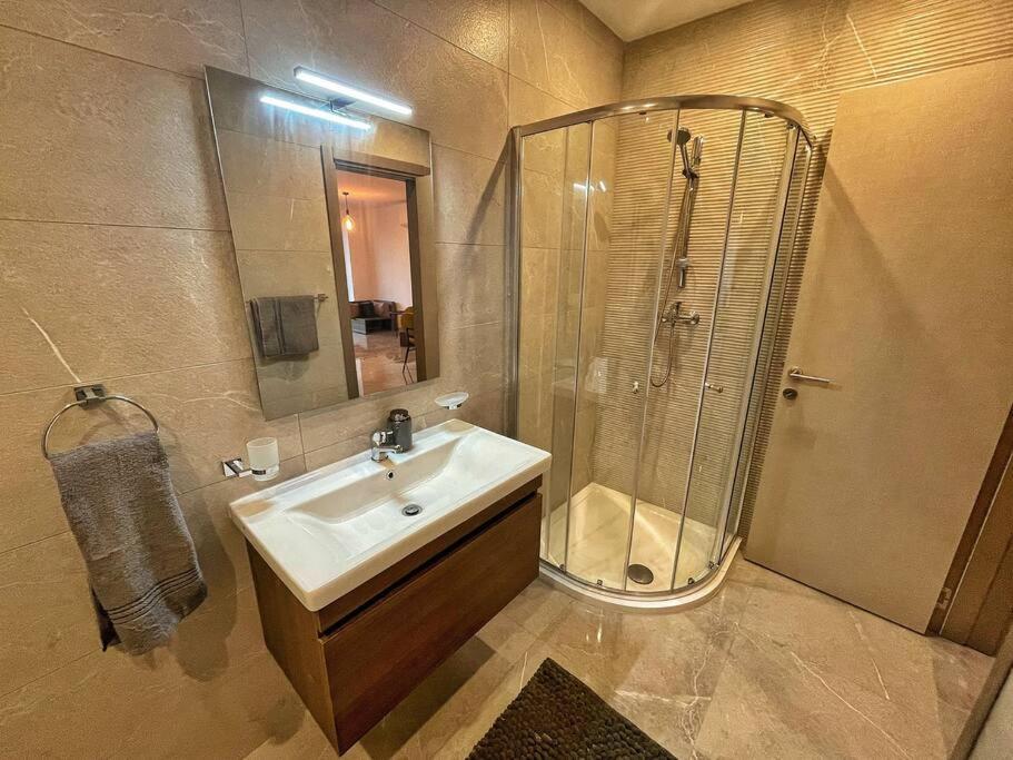 Modern 1 Bedroom Apartment 400M Away From The Sea Сейнт Полс Бей Екстериор снимка