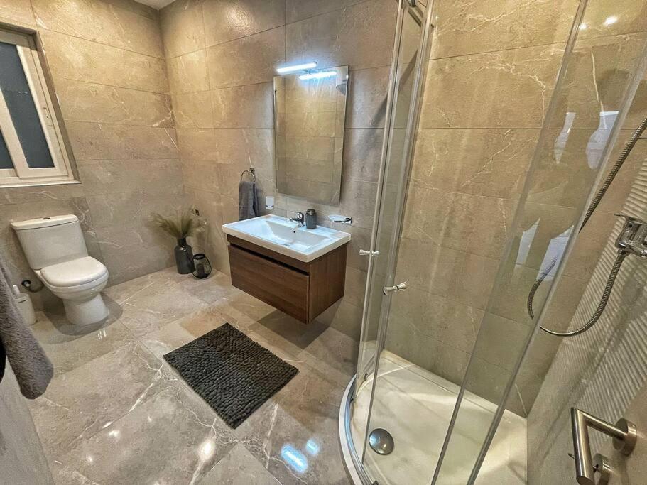 Modern 1 Bedroom Apartment 400M Away From The Sea Сейнт Полс Бей Екстериор снимка