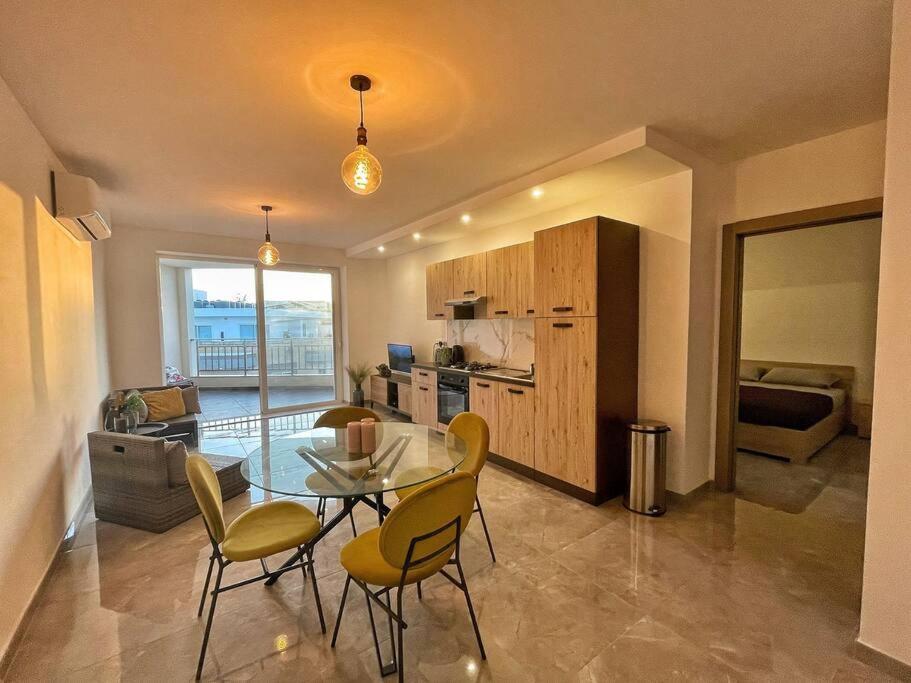 Modern 1 Bedroom Apartment 400M Away From The Sea Сейнт Полс Бей Екстериор снимка