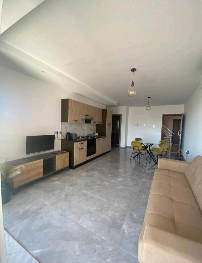 Modern 1 Bedroom Apartment 400M Away From The Sea Сейнт Полс Бей Екстериор снимка